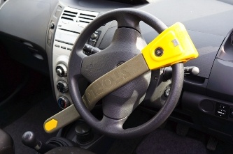 Steering wheel lock anti-theft device